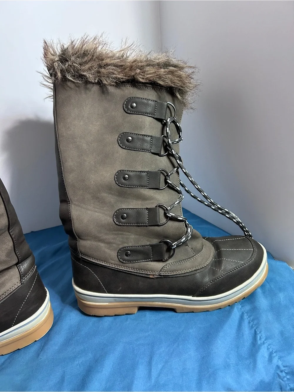 Women’s size large 8/9 Brown Faux-Fur Trim Tall Winter Lace-Up Boots